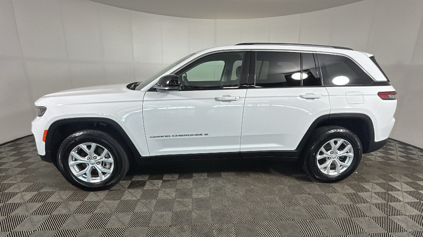 Used 2023 Jeep Grand Cherokee Limited AWD/4WD image 6
