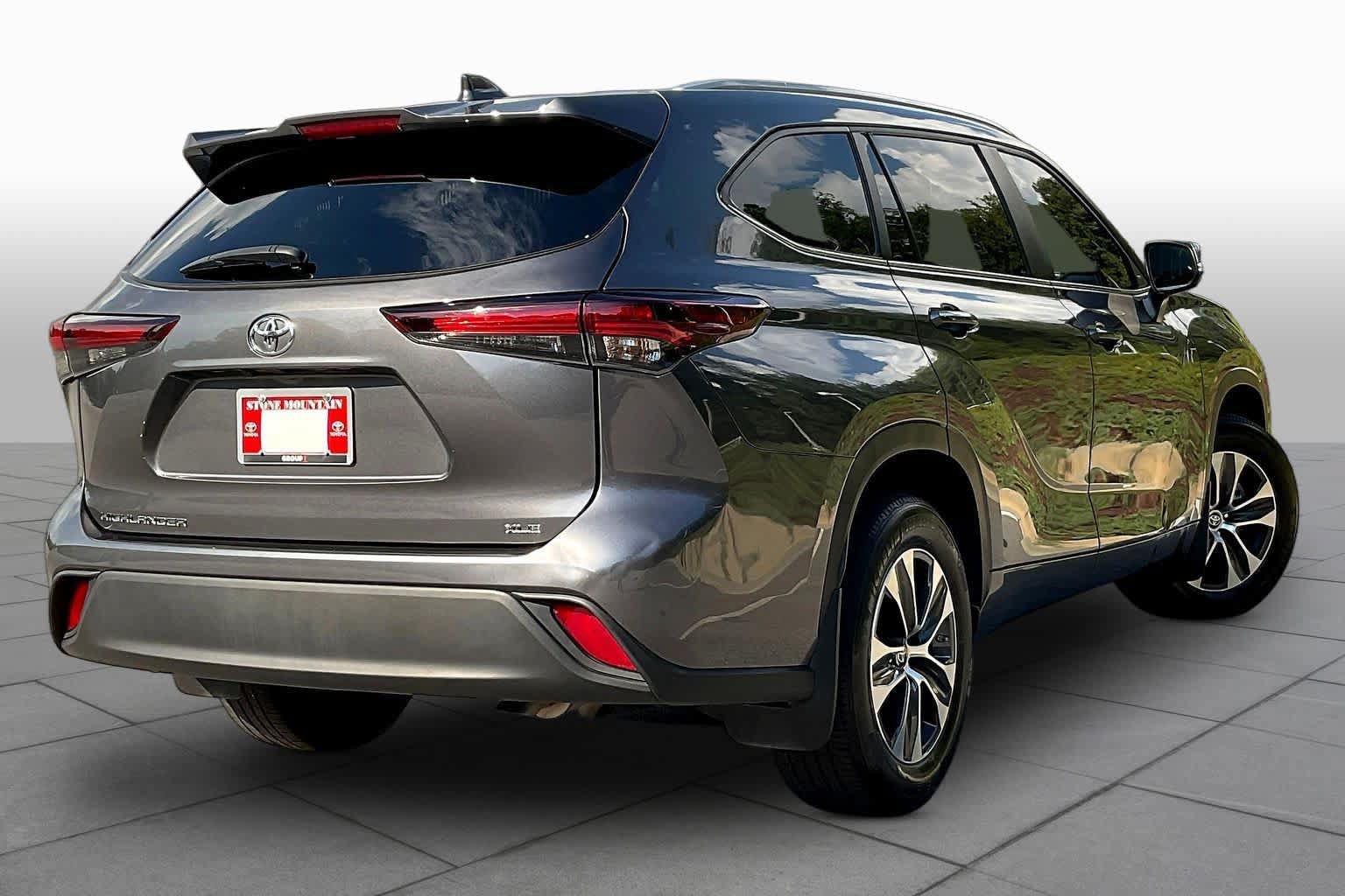 Used 2024 Toyota Highlander XLE FWD image 13