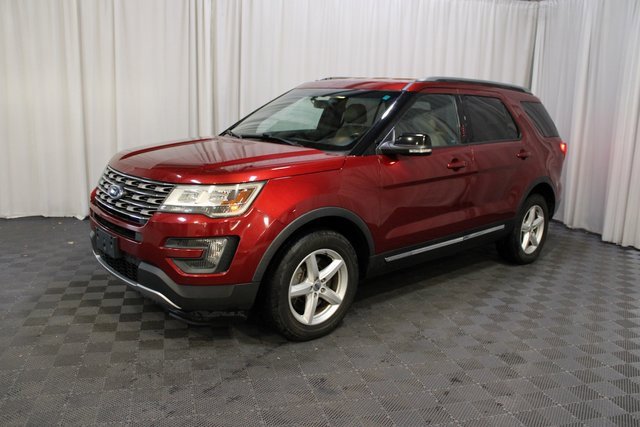 Used 2016 Ford Explorer XLT w/ Equipment Group 202A image 3