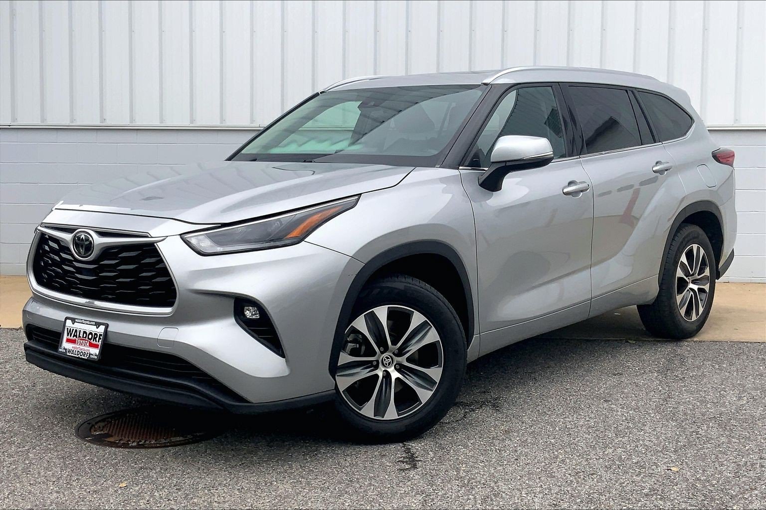 Used 2021 Toyota Highlander XLE FWD image 2