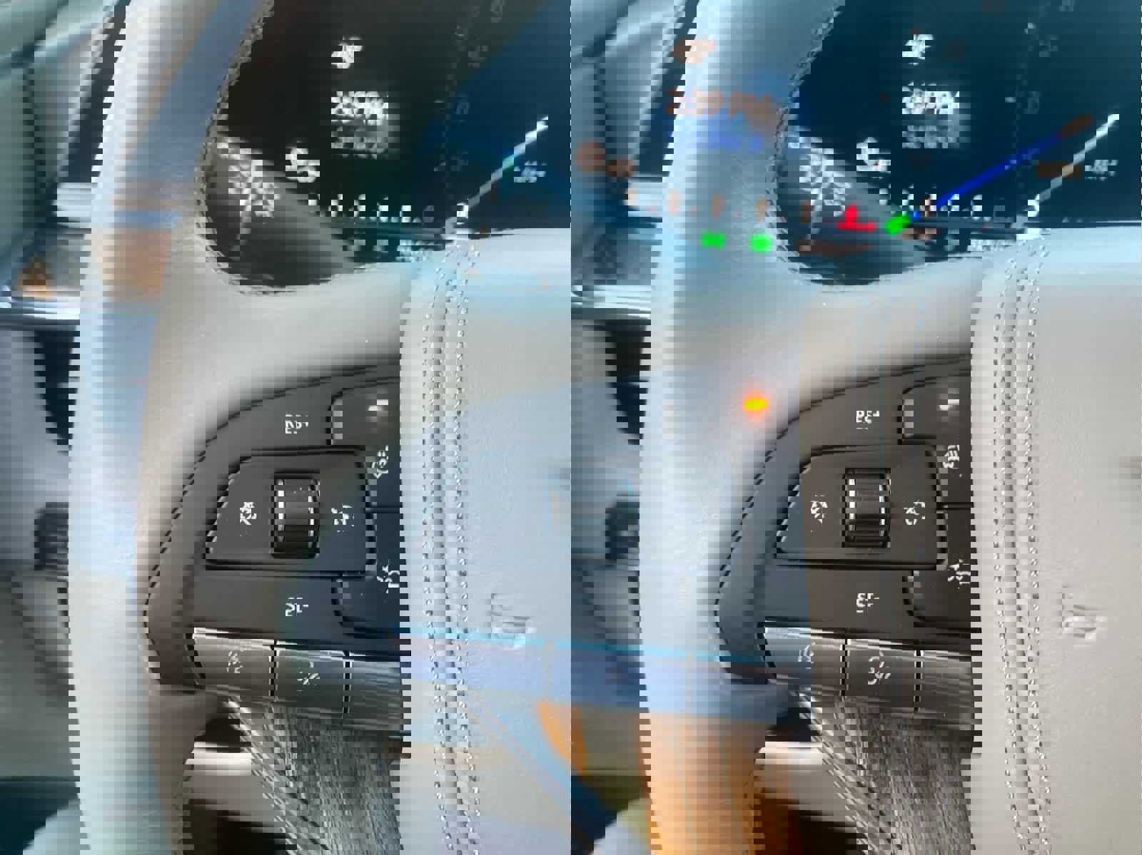 Used 2021 Cadillac Escalade ESV Premium Luxury Platinum image 27