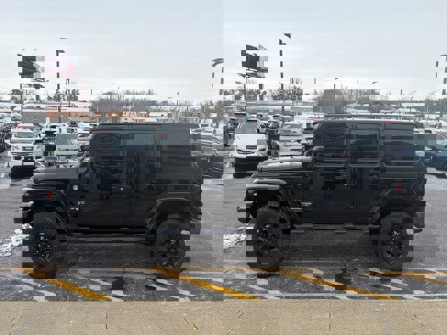 Used 2018 Jeep Wrangler Unlimited Sahara image 3