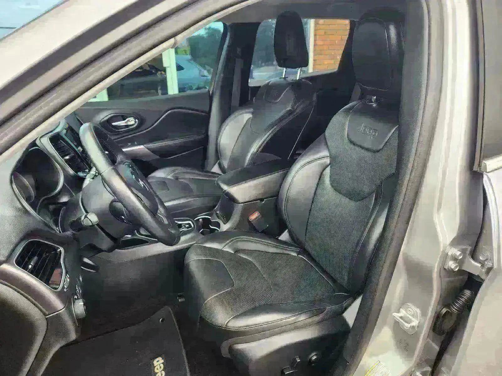 Used 2019 Jeep Cherokee Limited image 31