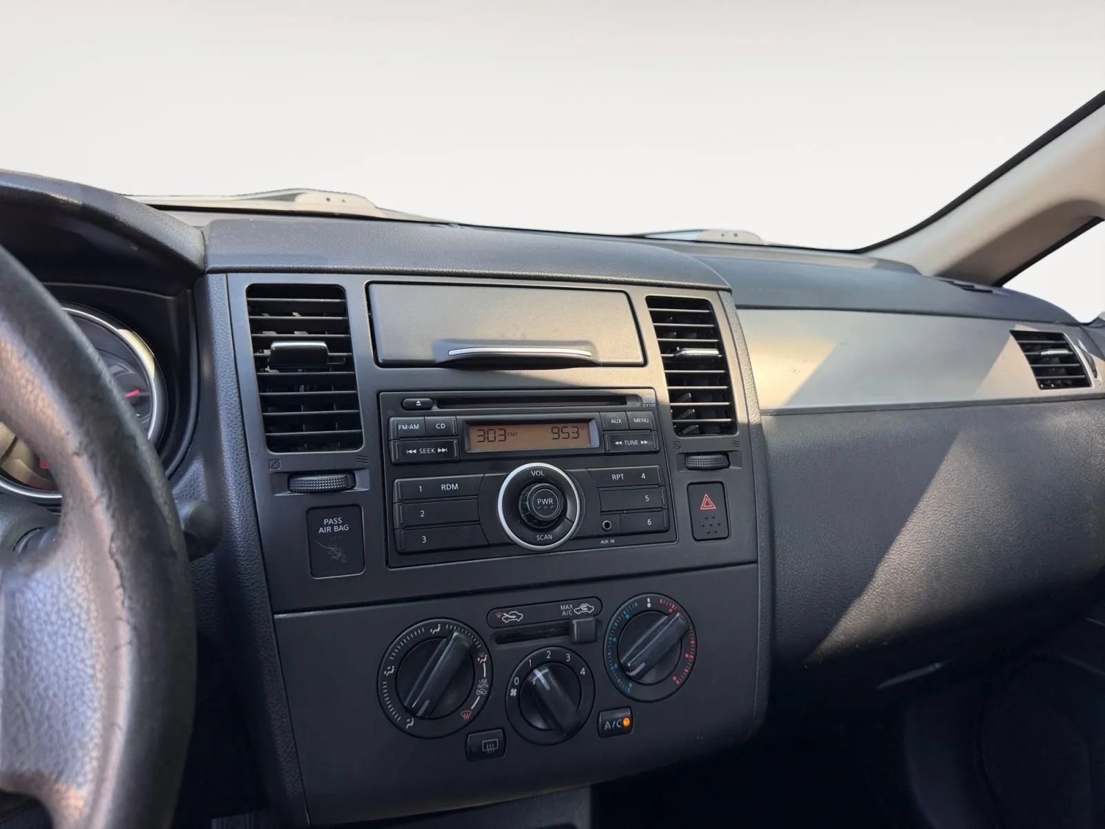 Used 2011 Nissan Versa 1.8 S FWD image 9
