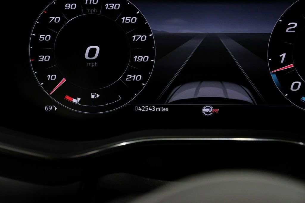 Used 2023 Jaguar F-PACE SVR image 17