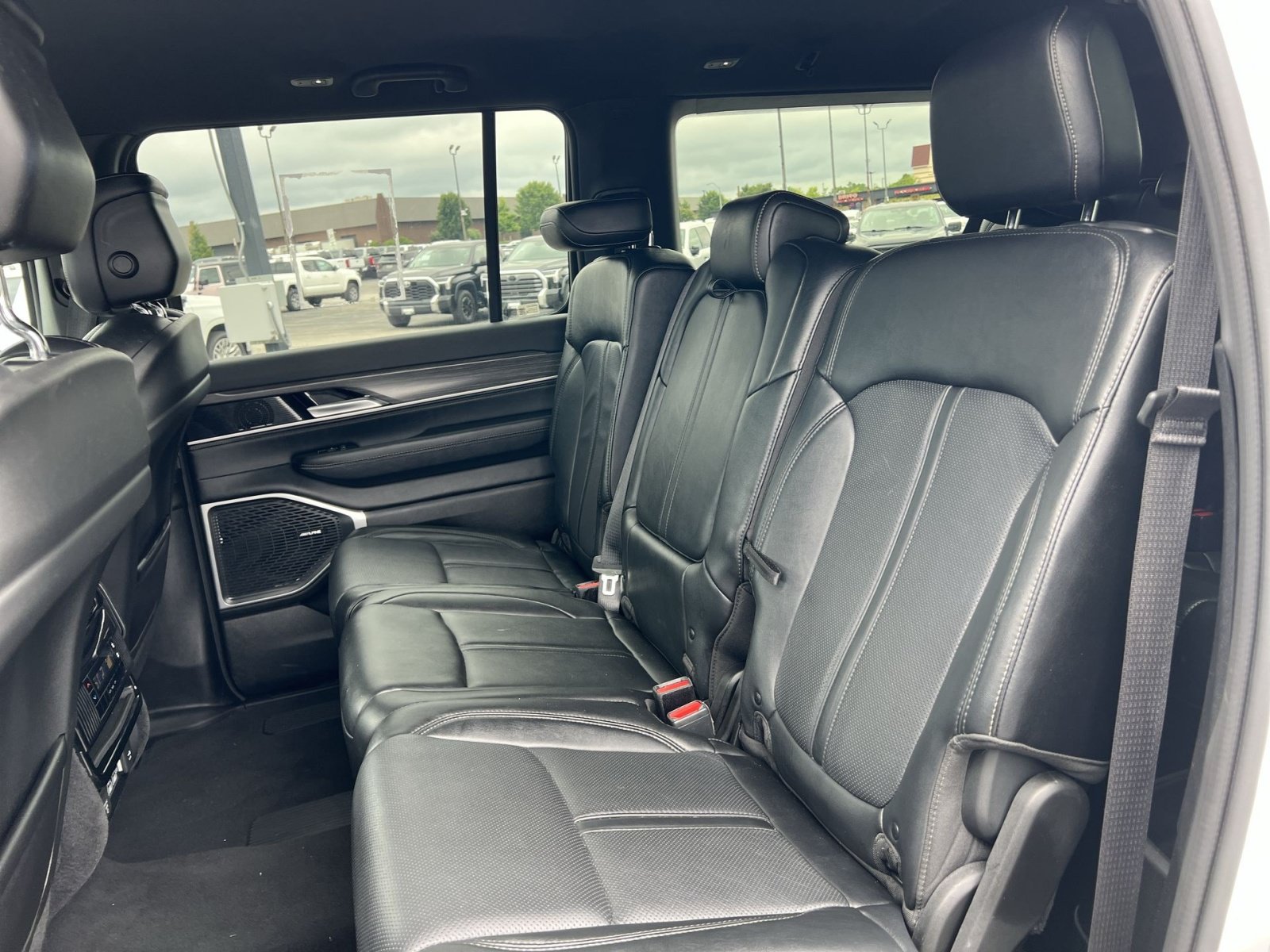 Used 2024 Jeep Wagoneer L Series II w/ Flexible Seating Group AWD/4WD image 24