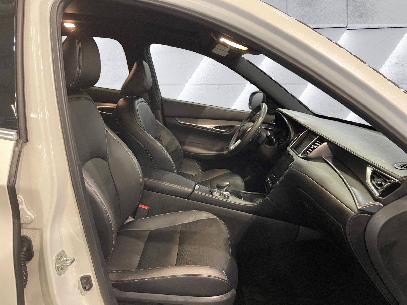 Used 2022 INFINITI QX50 Luxe w/ Appearance Package AWD/4WD image 16