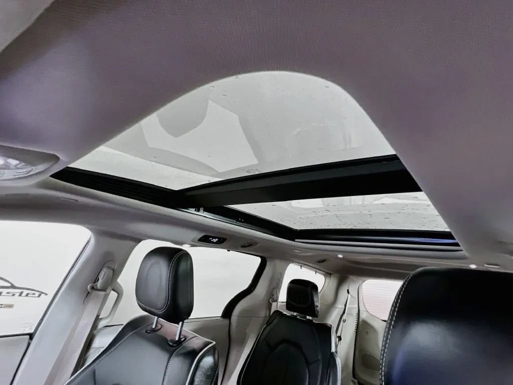 Used 2023 Chrysler Pacifica Limited FWD image 23