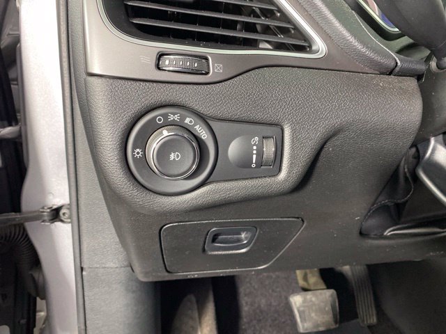 Used 2019 Jeep Cherokee Latitude w/ Cold Weather Group FWD image 29