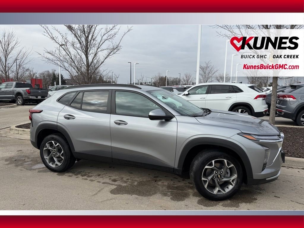 Used 2025 Chevrolet Trax LT FWD image 6