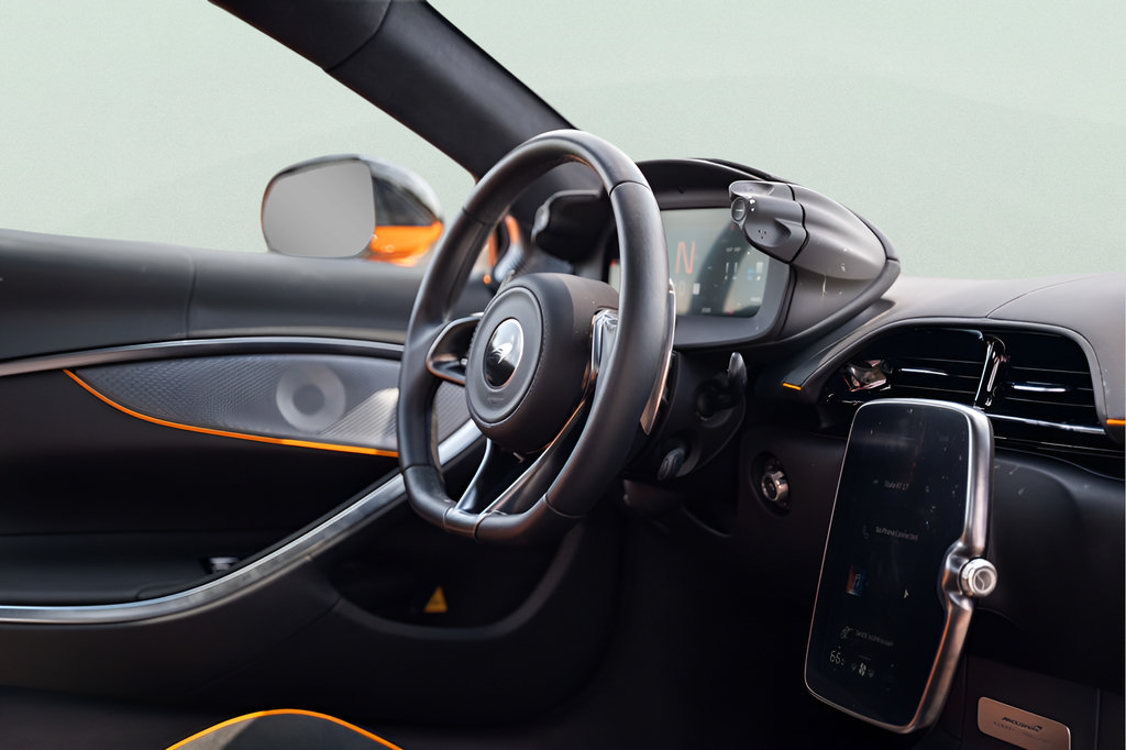 Used 2025 McLaren Artura Spider RWD image 43