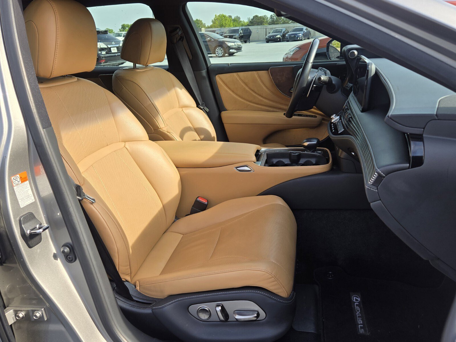 Certified 2023 Lexus LS 500 w/ Accessory Package (Z2) RWD image 12