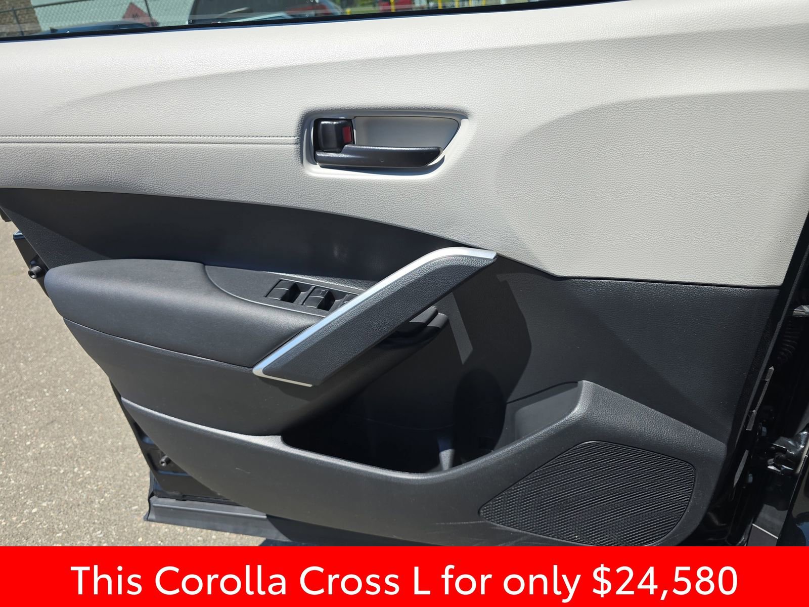 Used 2023 Toyota Corolla Cross L FWD image 31