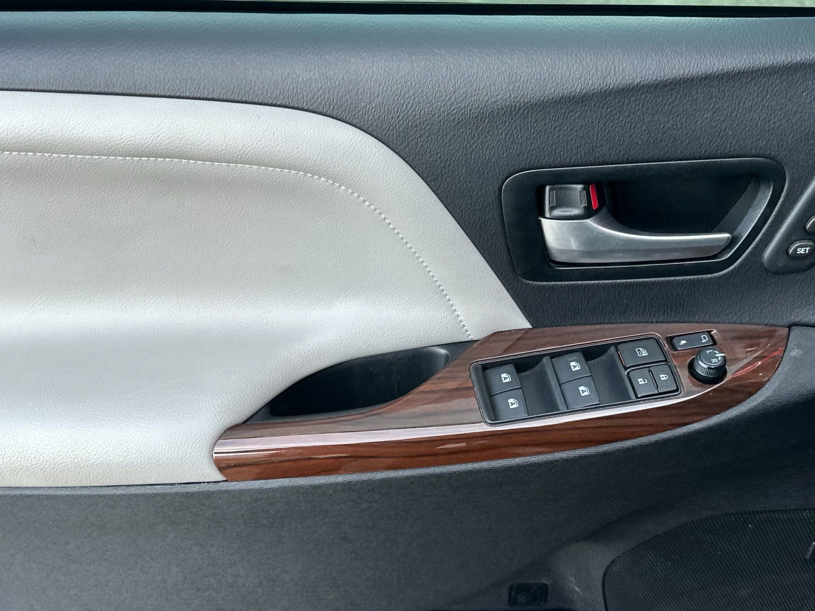 Used 2017 Toyota Sienna Limited Premium image 10