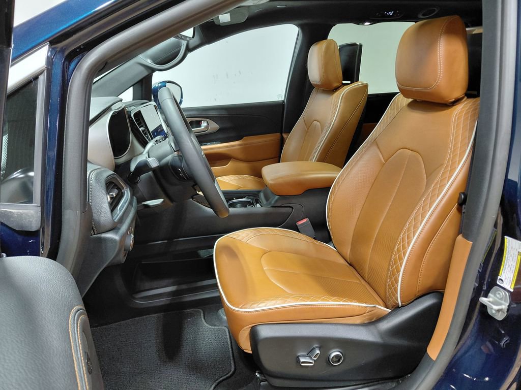 Used 2024 Chrysler Pacifica Pinnacle w/ Trailer Tow Group FWD image 26