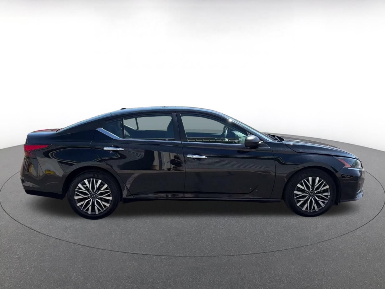 Used 2025 Nissan Altima 2.5 SV FWD image 15