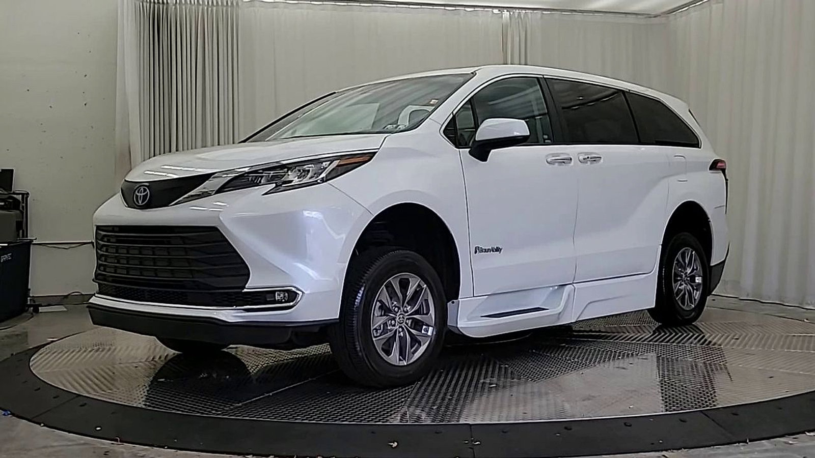 Used 2022 Toyota Sienna XLE FWD image 7