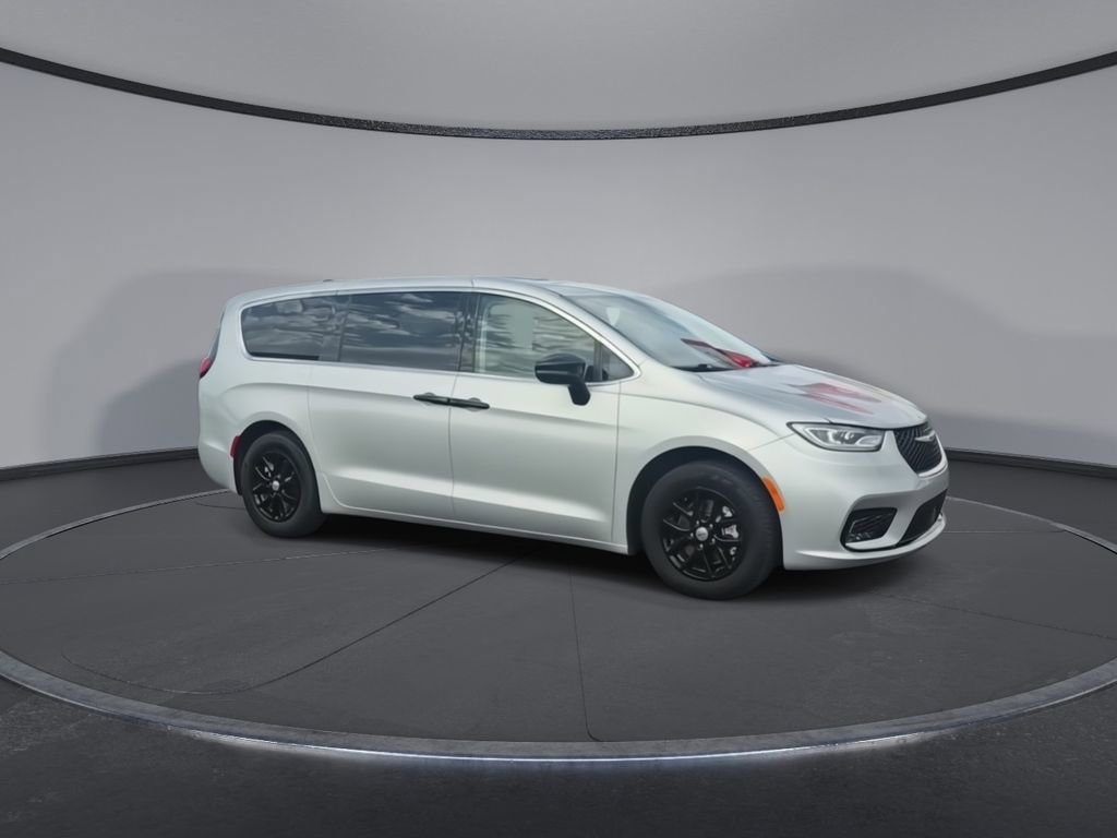 Used 2024 Chrysler Pacifica Touring-L FWD image 2