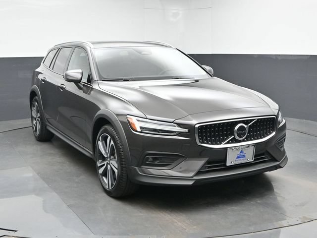Used 2025 Volvo V60 B5 Cross Country Plus AWD/4WD image 2