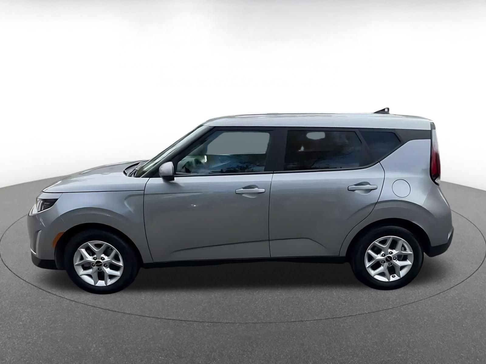 Used 2025 Kia Soul LX w/ LX Technology Package FWD image 8