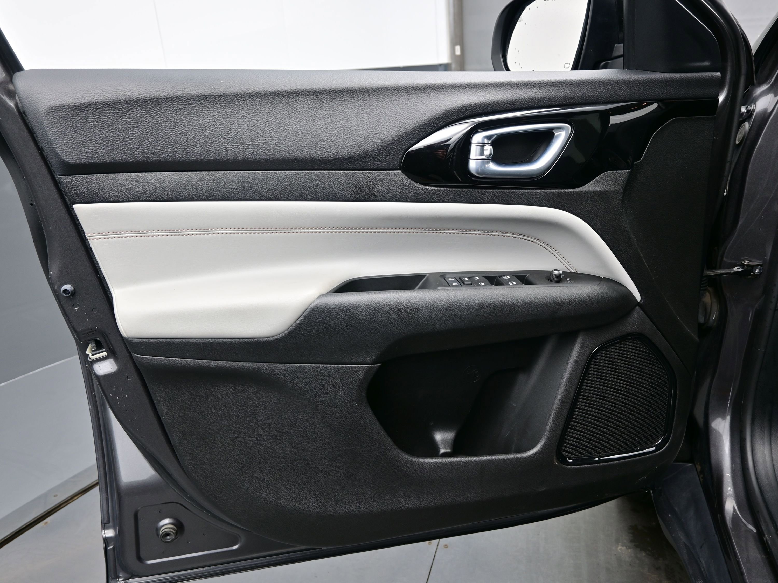 Used 2022 Jeep Compass Limited image 9