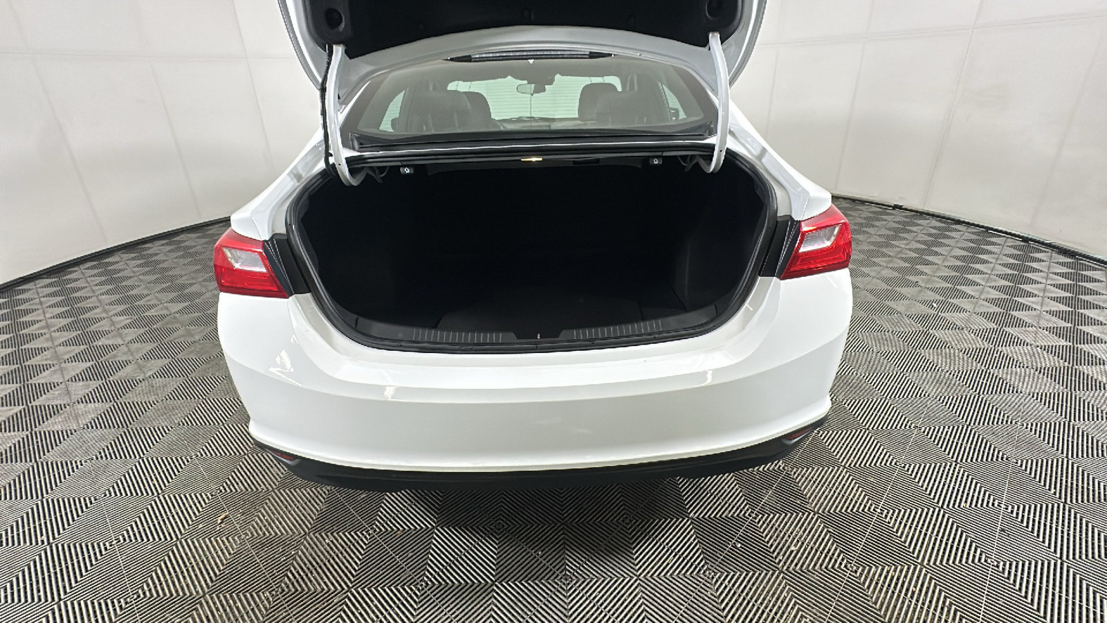 Used 2023 Chevrolet Malibu LT FWD image 31
