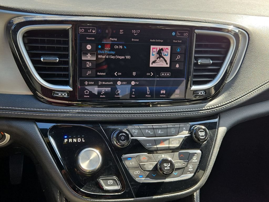 Used 2024 Chrysler Pacifica Limited w/ Uconnect Theater Family Group FWD image 23