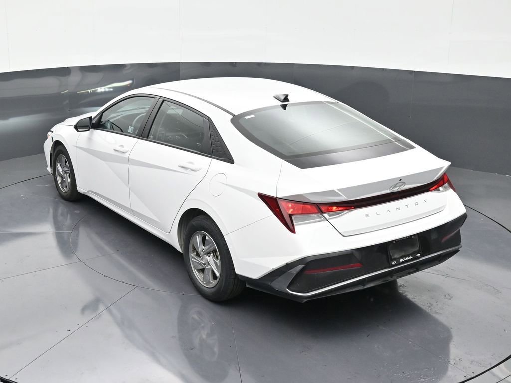 Used 2024 Hyundai Elantra SE FWD image 14