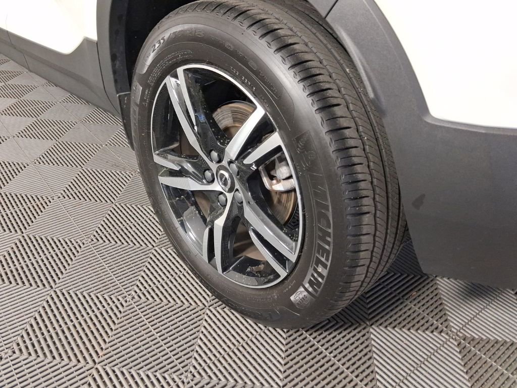 Certified 2025 Volvo XC40 B5 Core AWD/4WD image 14