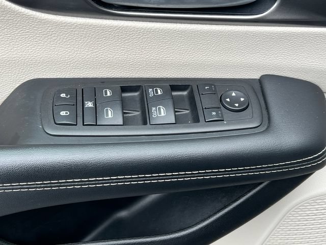 Used 2024 Chrysler Pacifica Touring-L FWD image 16