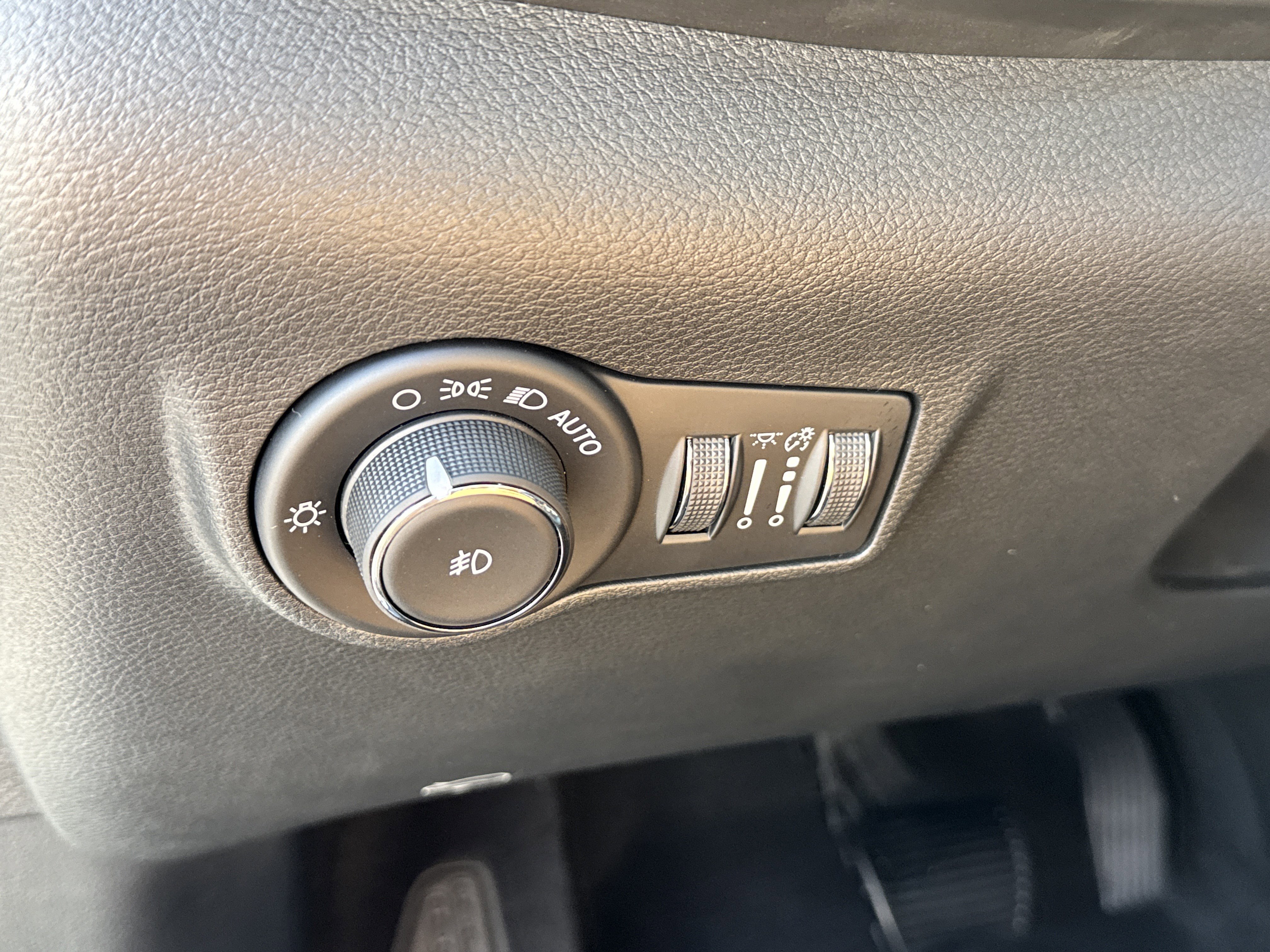 New 2025 Jeep Compass Latitude w/ Sun & Sound Group image 37