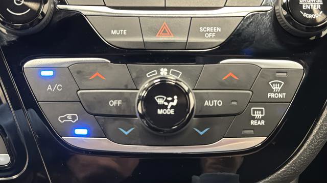 Used 2025 Chrysler Pacifica Limited image 18