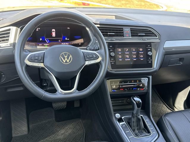 Used 2023 Volkswagen Tiguan SE w/ Panoramic Sunroof Package FWD image 6