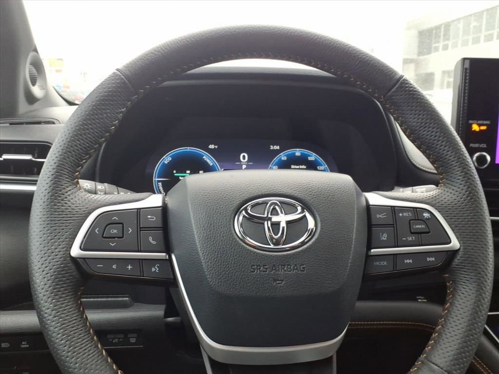 Certified 2025 Toyota Sienna XLE Woodland Edition image 27