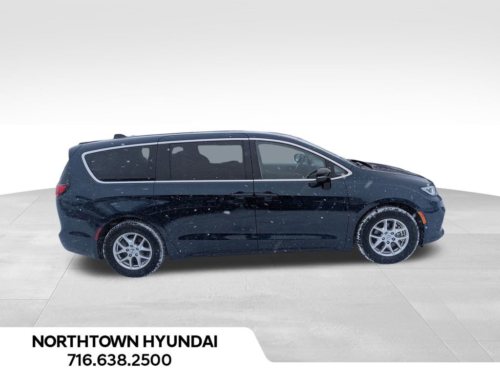 Used 2024 Chrysler Pacifica Touring-L image 12