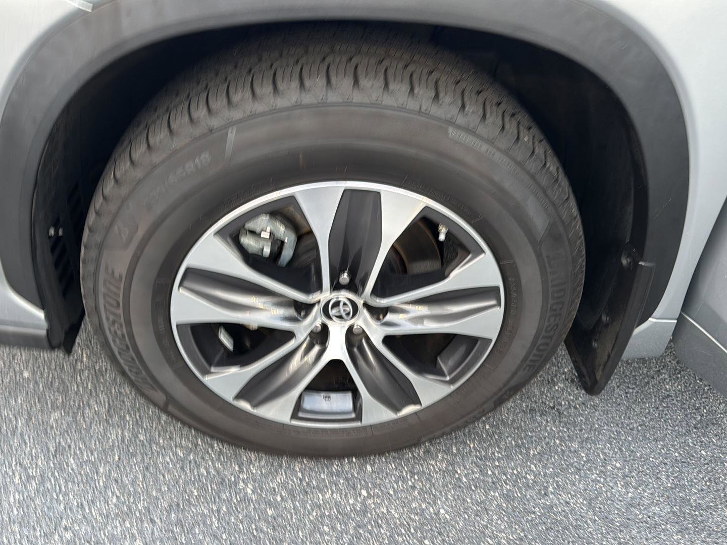 Certified 2023 Toyota Highlander XLE image 32