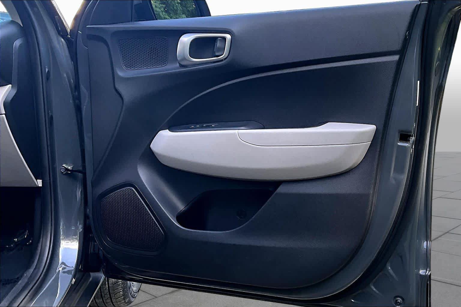 Used 2025 Hyundai Venue SEL FWD image 23