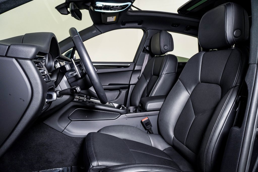 Certified 2025 Porsche Macan image 5