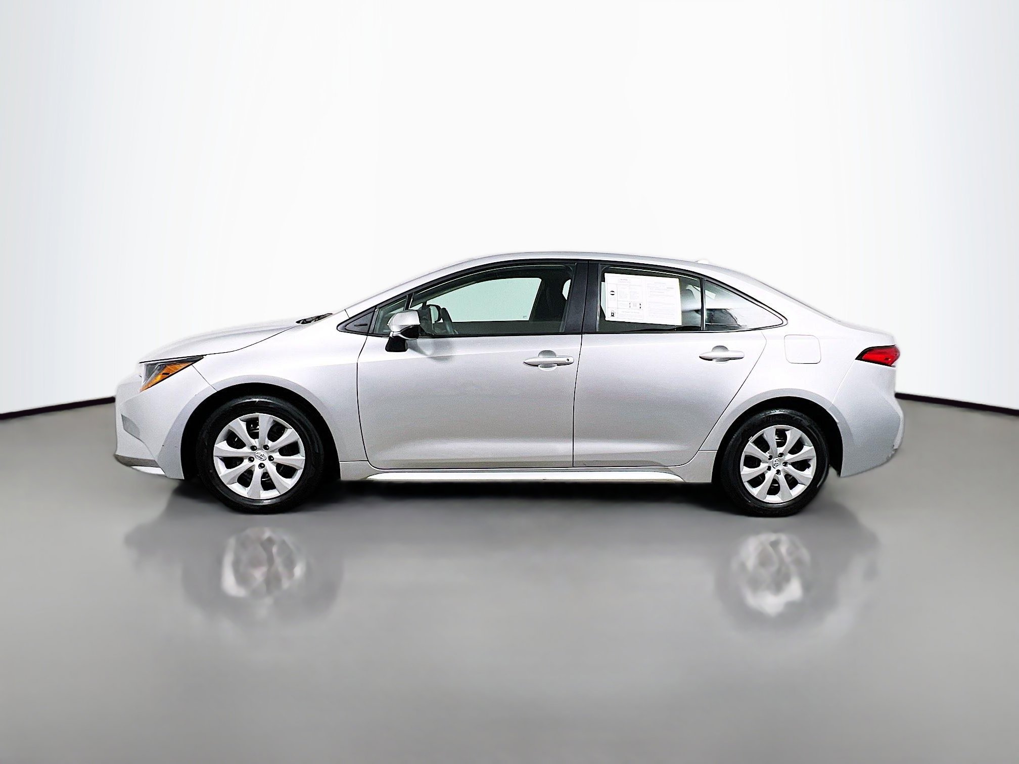 Used 2025 Toyota Corolla LE FWD image 9