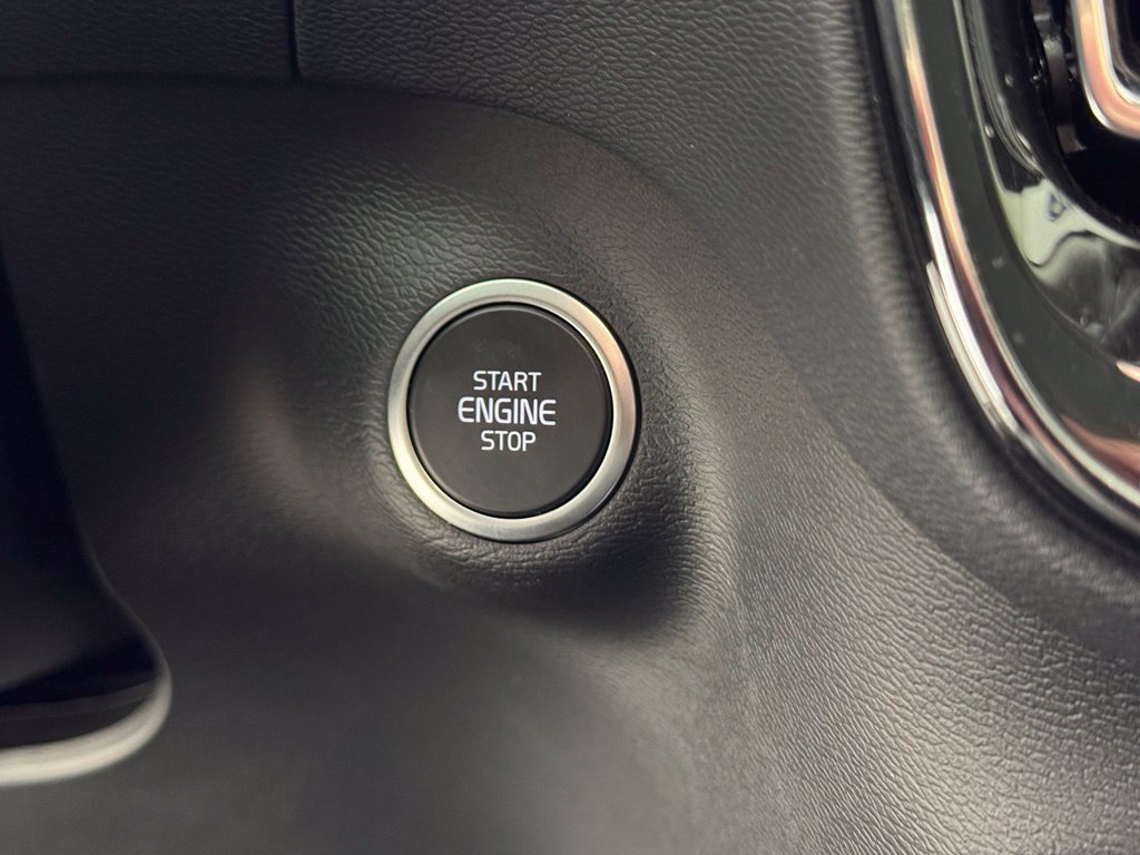 Certified 2025 Volvo XC40 B5 Plus AWD/4WD image 21