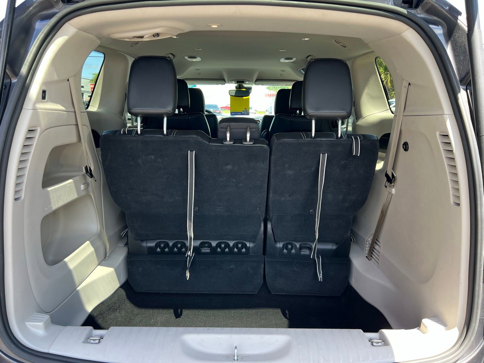 Used 2023 Chrysler Pacifica Touring-L image 18