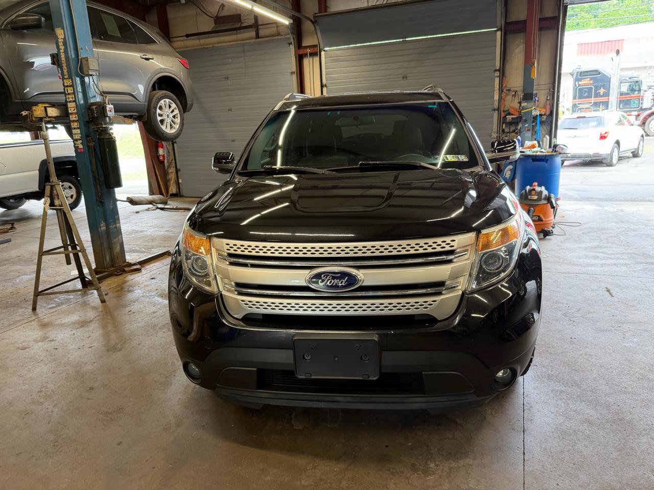 Used 2015 Ford Explorer XLT AWD/4WD image 2