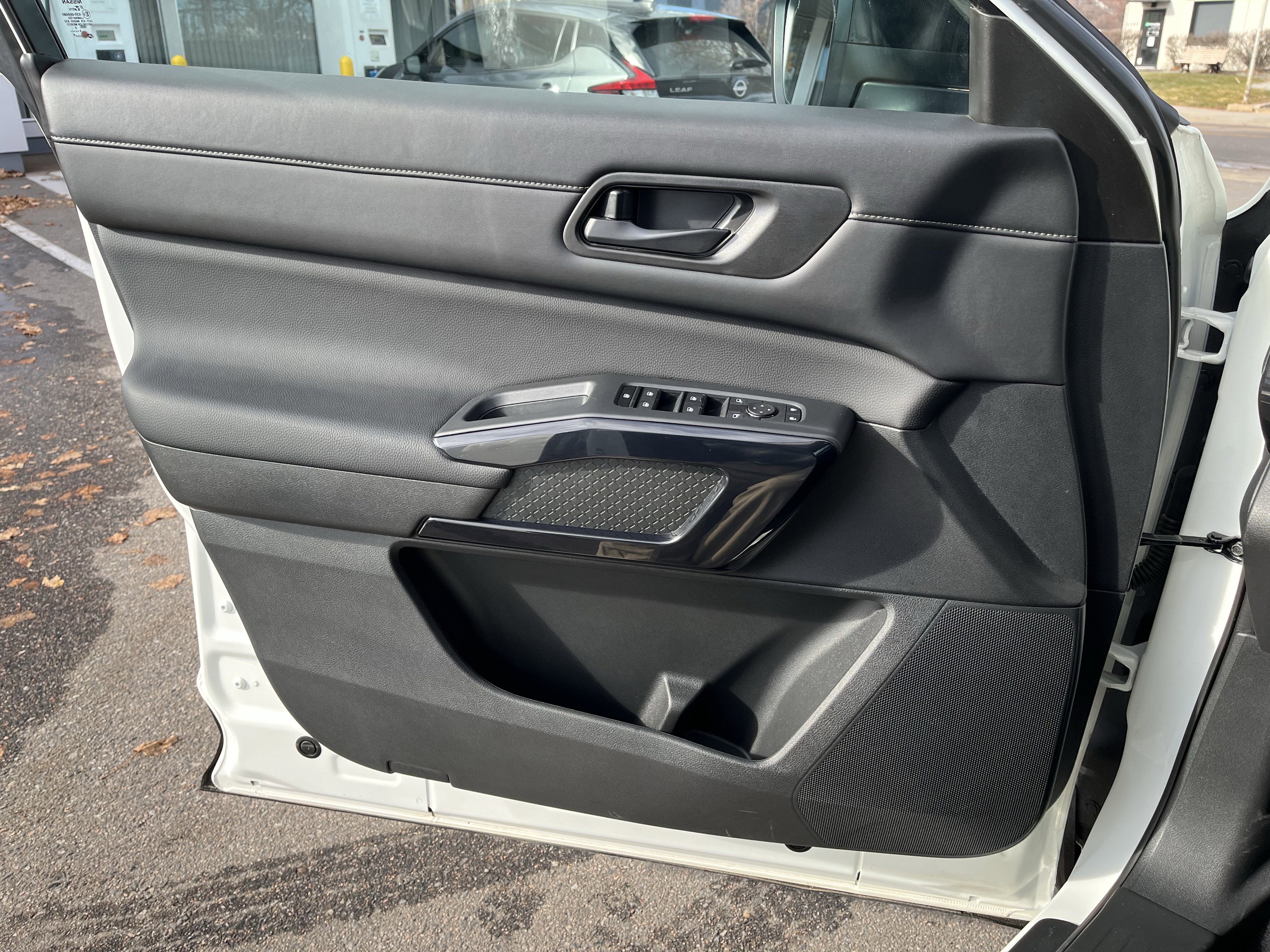 Used 2024 Nissan Pathfinder S image 12