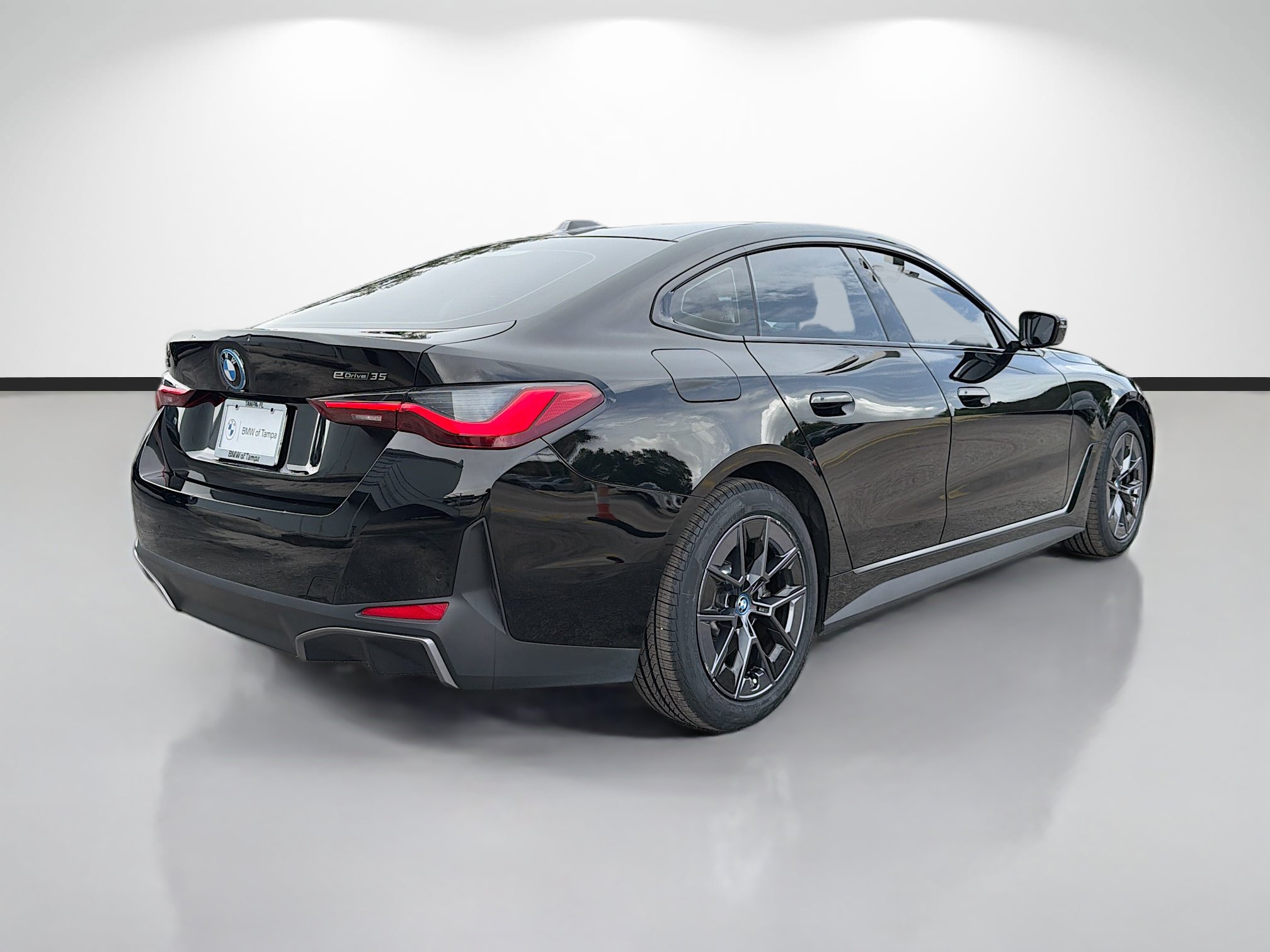 Used 2023 BMW i4 eDrive35 RWD image 3