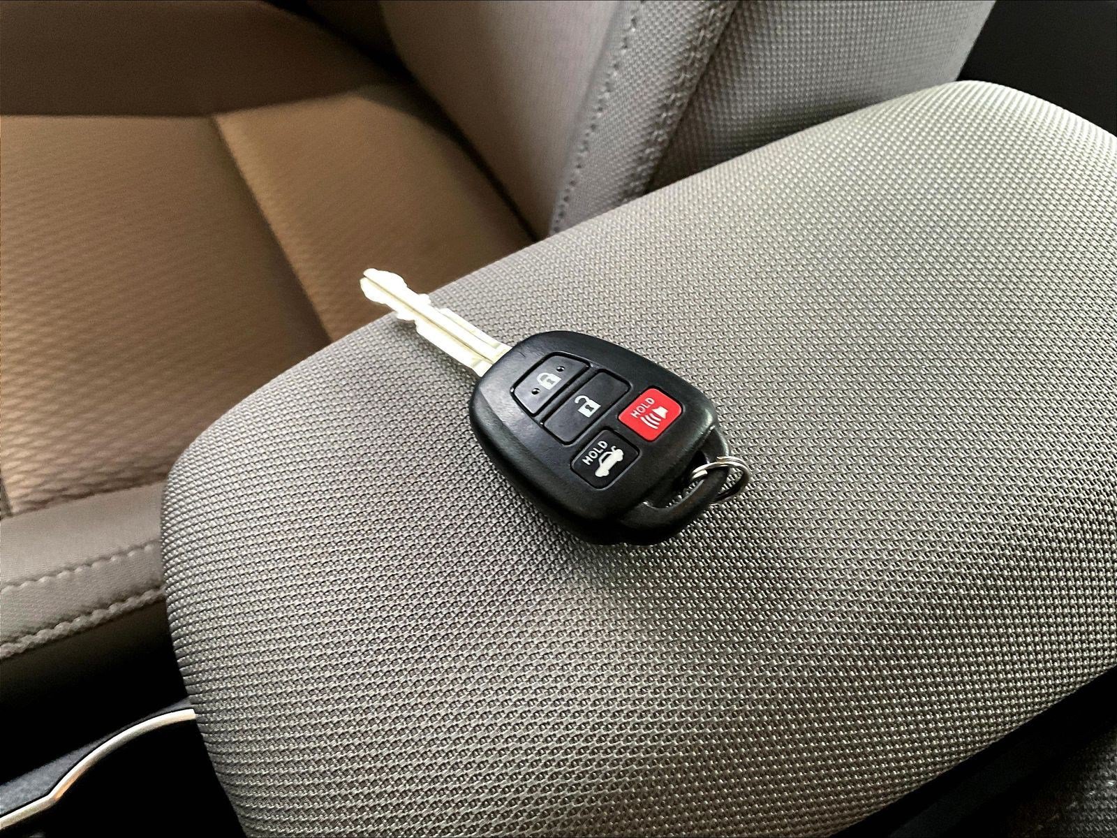 Used 2015 Toyota Corolla LE FWD image 32