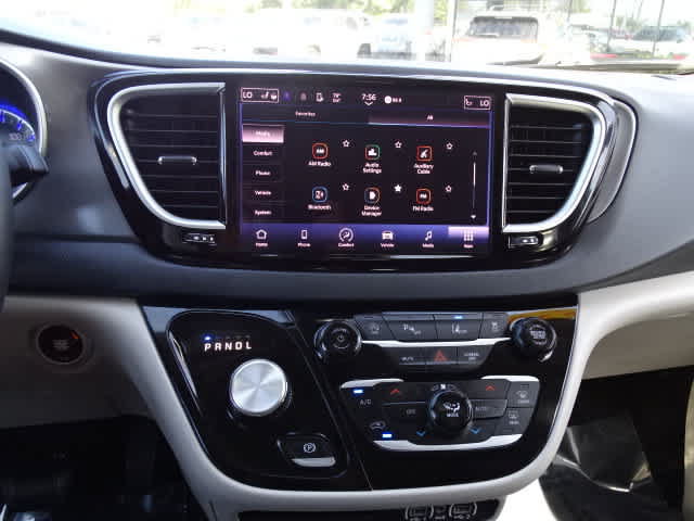 Used 2023 Chrysler Pacifica Touring-L FWD image 27