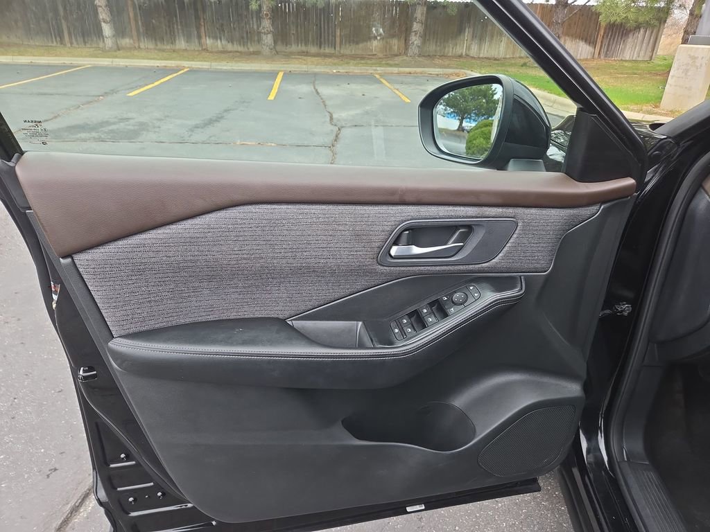 Used 2023 Nissan Rogue SV image 31