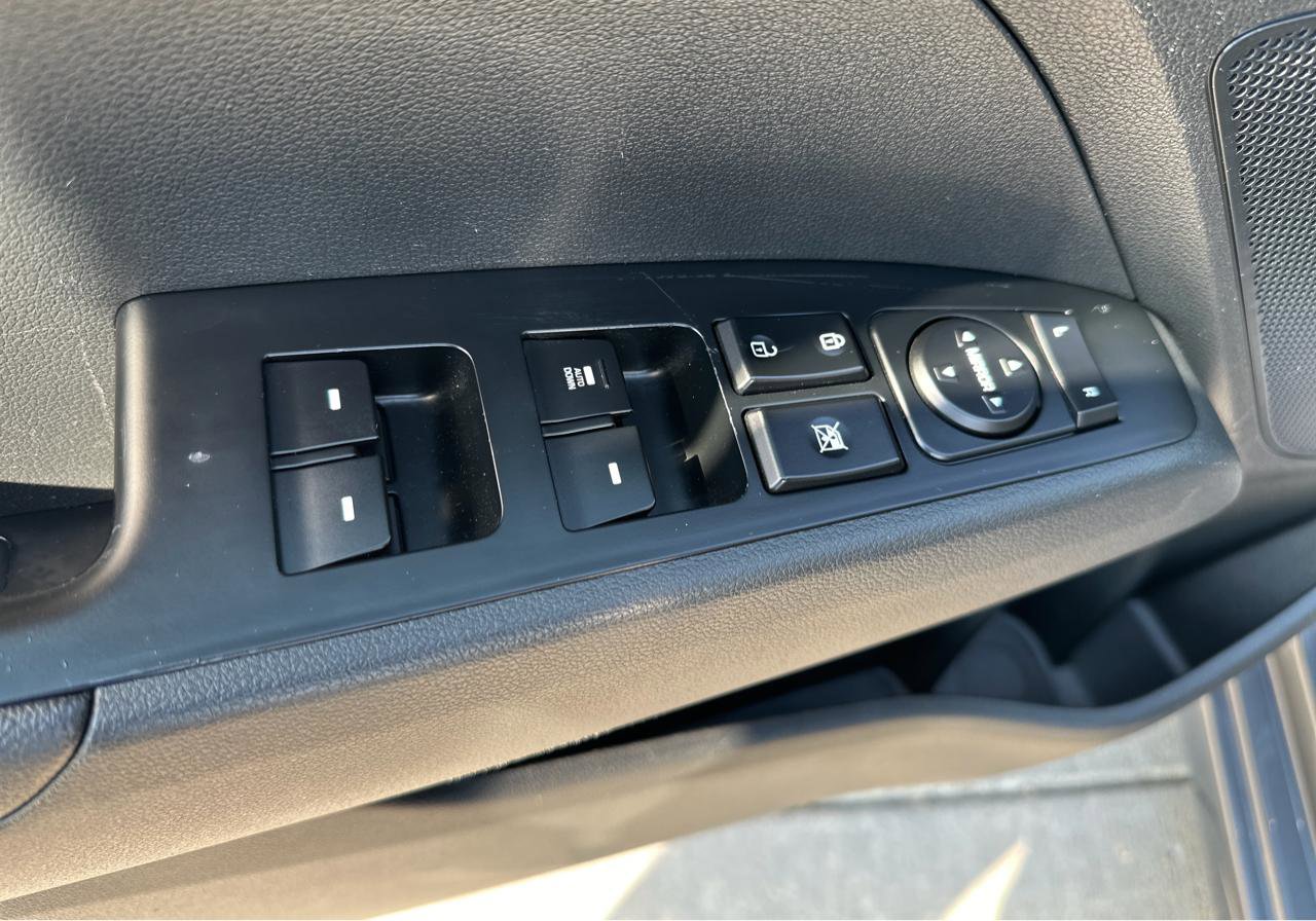 Used 2020 Hyundai Elantra SE w/ Cargo Package (C1) FWD image 16