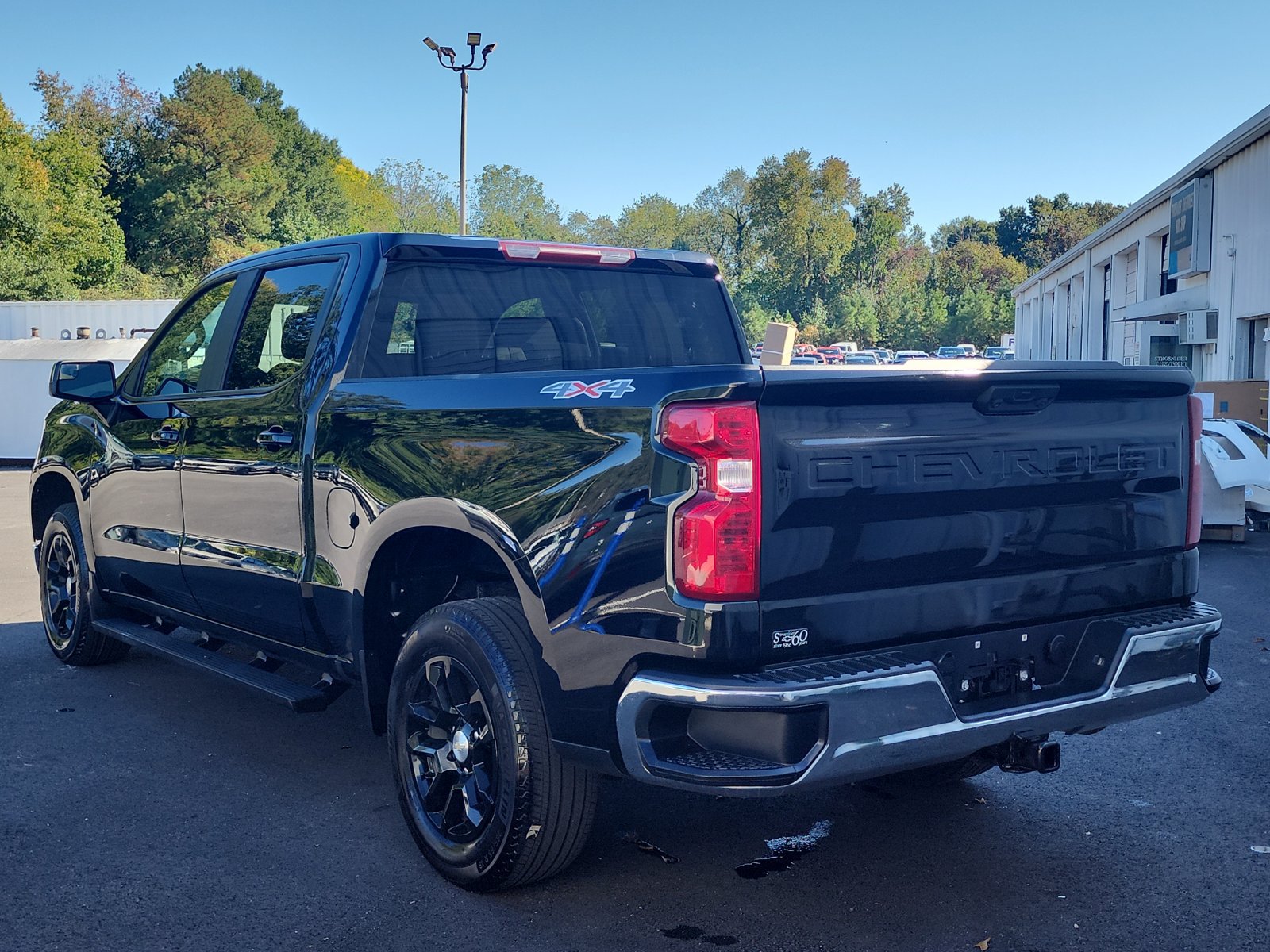 Used 2023 Chevrolet Silverado 1500 LT AWD/4WD image 3