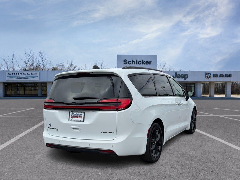 Used 2025 Chrysler Pacifica Limited FWD image 3